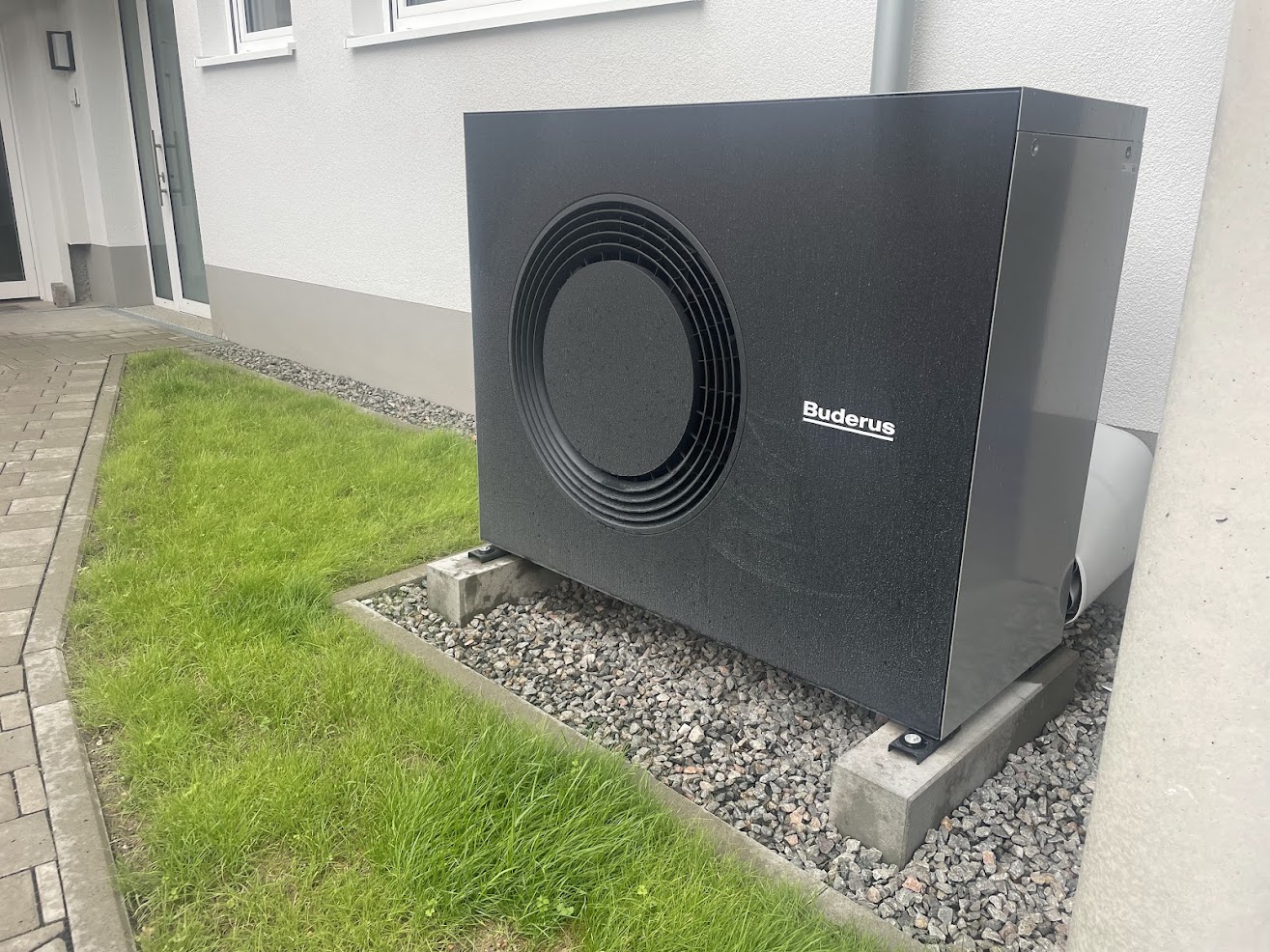 Moderne Wärmepumpen-Installation der Pfrang OHG